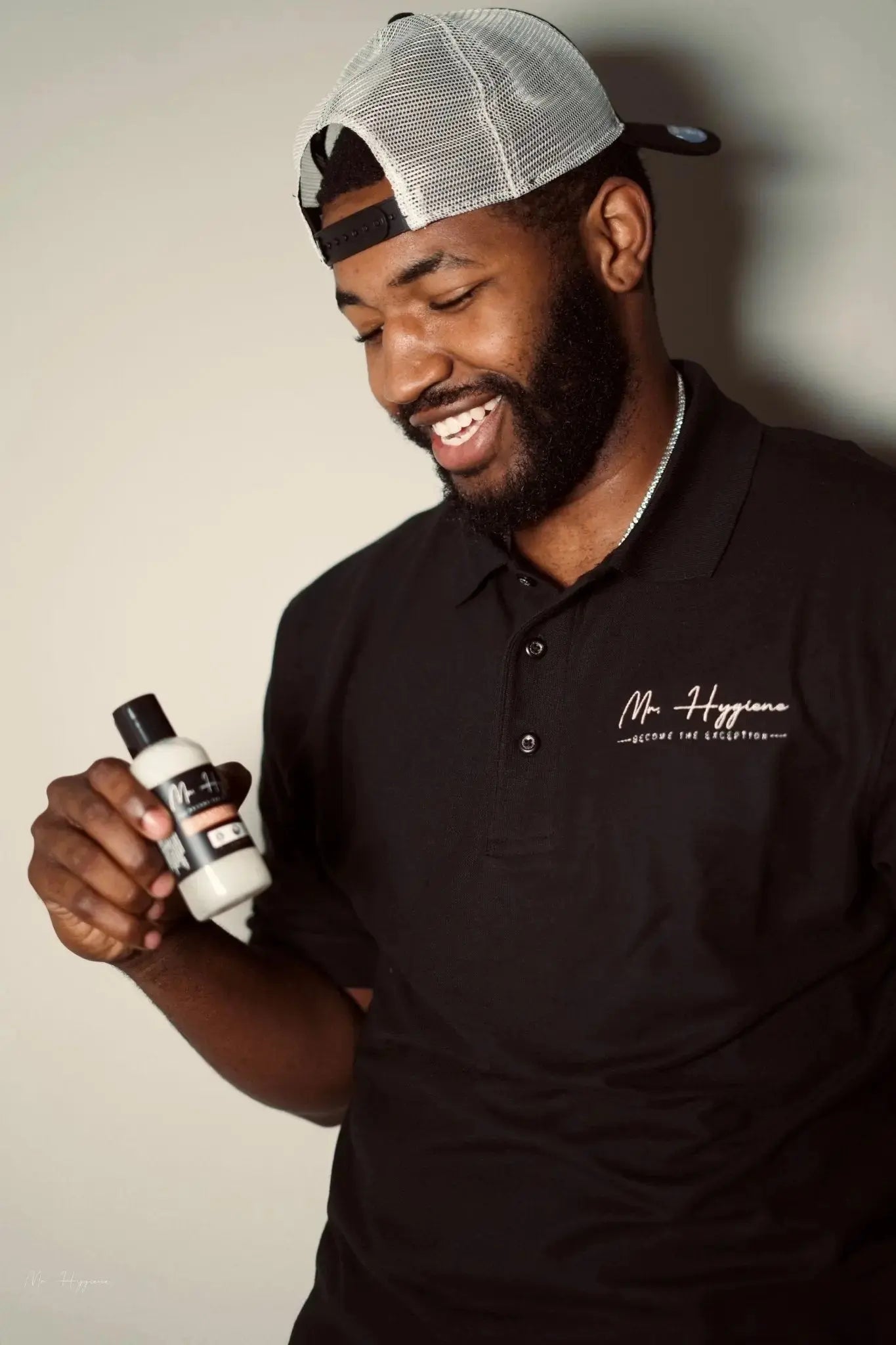 Sandalwood-Beard-Wash &amp; Conditioner in hand
